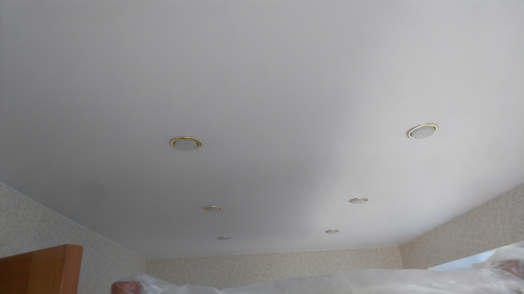 Матовый натяжной потолок в детской с точечными светильниками золотого цвета