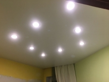 Натяжной потолок со светильниками в виде ромба