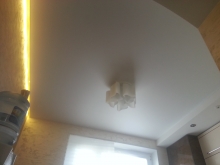 Потолок на кухне двухуровневый, с подсветкой