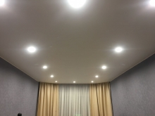 Потолок со светильниками в форме прямоугольника.