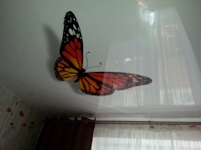 Рисунок "бабочка с тенью" на глянцевом потолке 