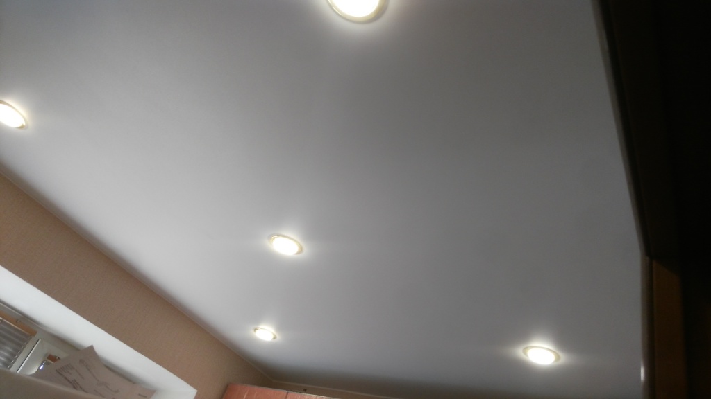 Потолок в коридоре с точечными светильниками 