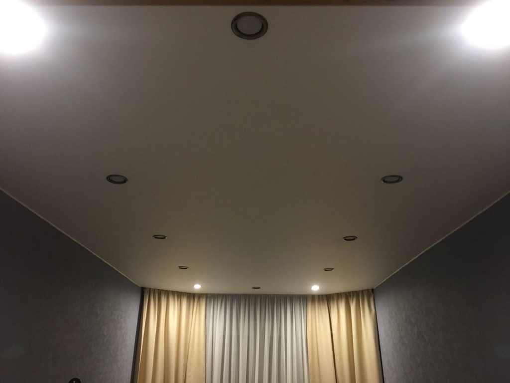Матовый натяжной потолок с белыми точечными светильниками 