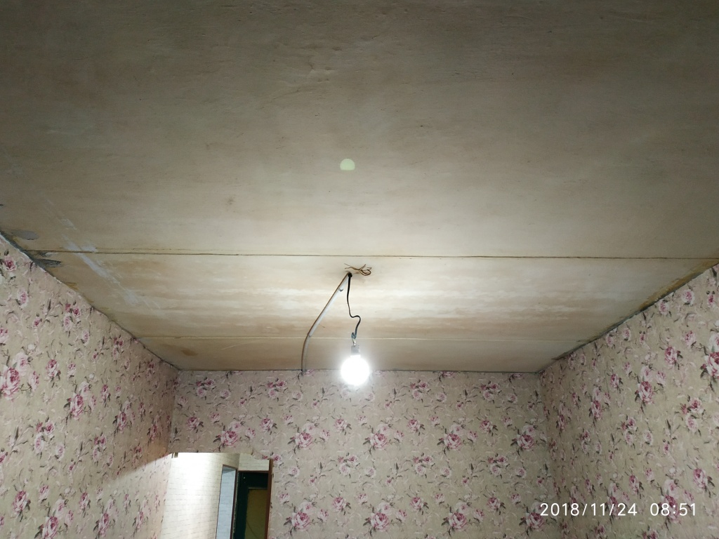 Вид комнаты до установки натяжного потолка.