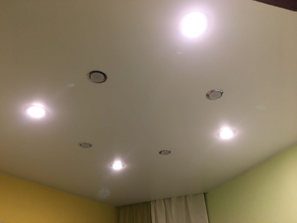 Светильники в виде ромба на натяжном потолке. Разведены на две клавиши выключателя