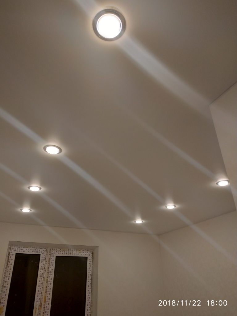 Натяжной потолок в Комнате с точечными светильниками в Красногорске