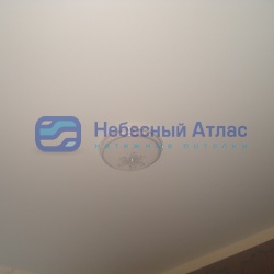 Натяжные потолки белые матовые без шва