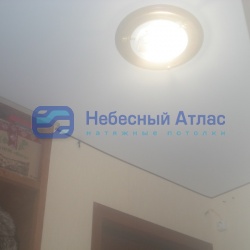 Натяжные потолки белые матовые без шва