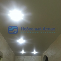 Потолок на кухне двухуровневый, с подсветкой